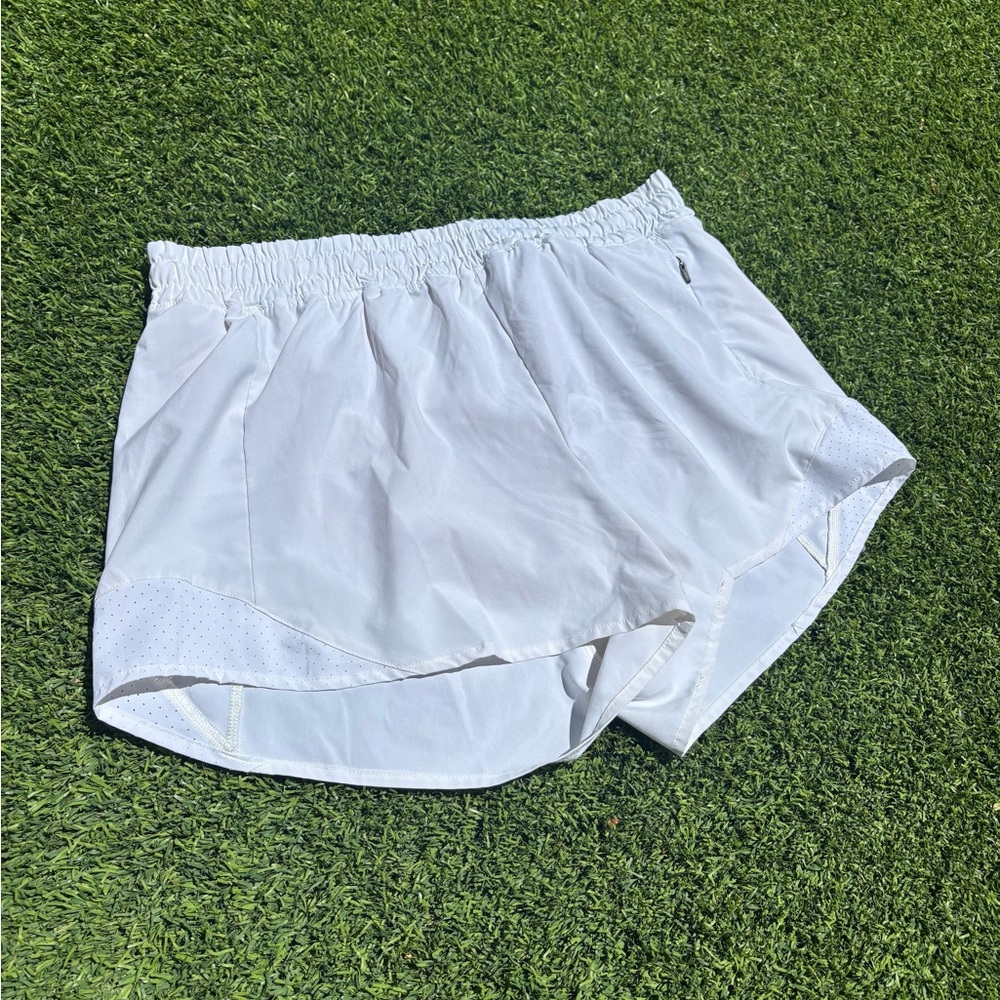 White Athletic Shorts with Elastic Waistband and Breathable Fabric